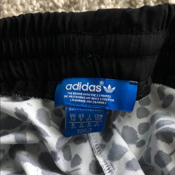 Women’s ADIDAS running shorts 3 stripe leopard - Picture 5 of 6